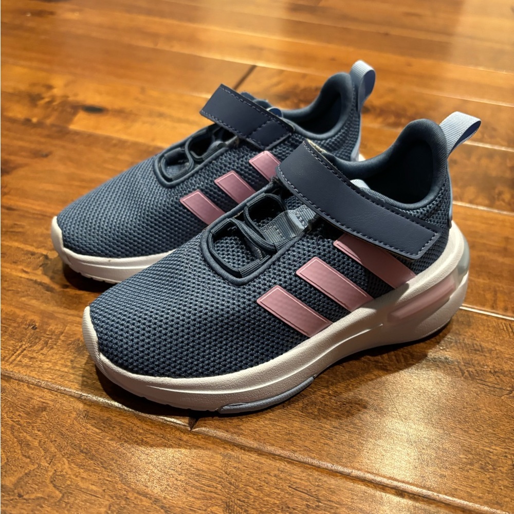 BRAND NEW Kids Adidas TR23 racer shoes - size 11